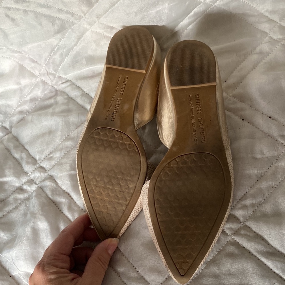Chinese Laundry Cream and gold flats - Picture 5 of 7